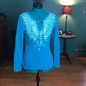 Blue shirt with neck line detail